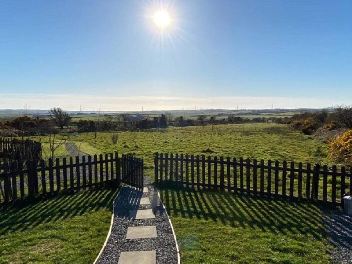 Willow Glamping Hut With Hot Tub, Ensuite, Bbq, Firepit, Views, Fenced Garden, Dog Friendly, Alpacas On Site On Anglesey, North Wales Amlwch Bagian luar foto